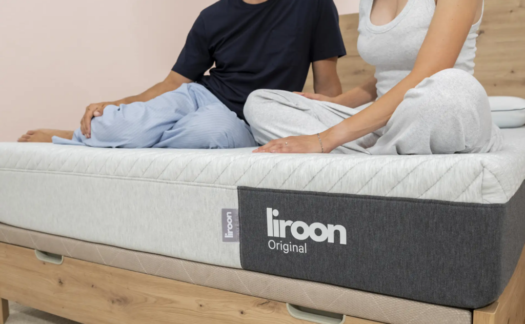 Pareja sobre el colchón Liroon Original
